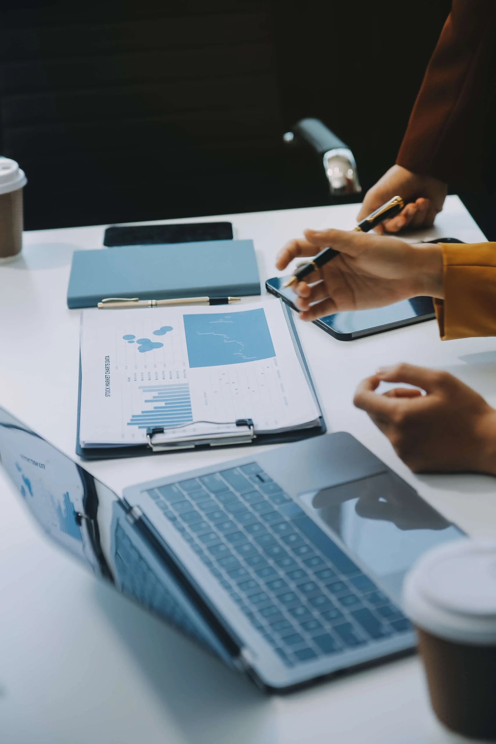 Consultoría estratégica en marketing digital analizando métricas y datos de negocio.